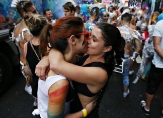 Femeile ar solicita cuplului de același sex să nu se mai sărute în public