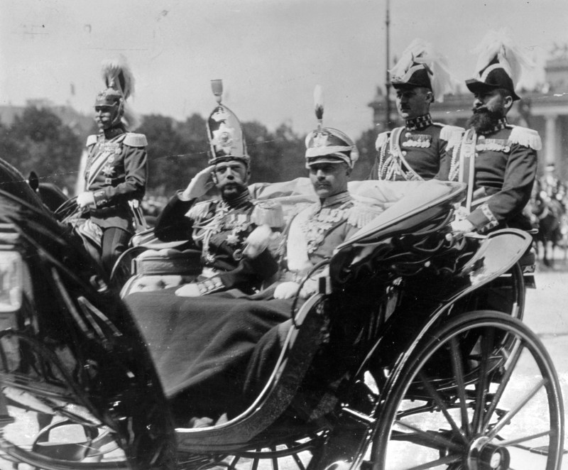 Verii tarul Nicolae al II-lea si Kaiserul Wilhelm al II-lea impreuna in 1913.