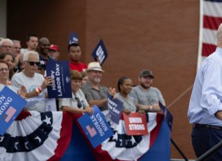 Biden se indreapta catre linia de pichet UAW din Michigan