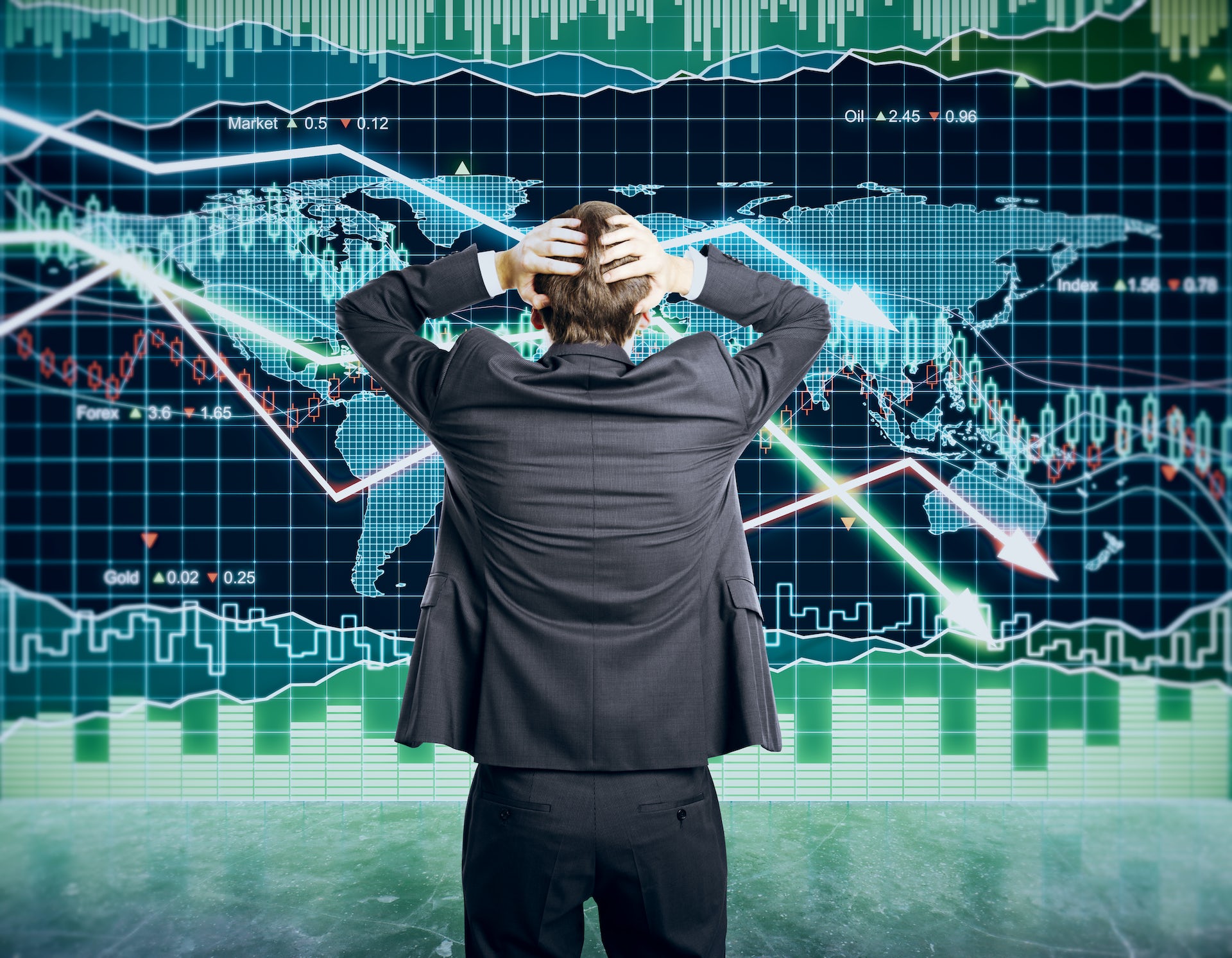 Barbat stresat care se uita la graficul financiar.