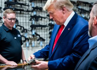 Trump doreste sa cumpere un Glock dintr-un magazin de arme, ridicand intrebari juridice